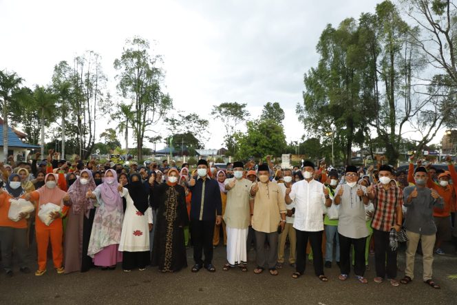 
 Sebanyak 292 Petugas Kebersihan dan Pertamanan Mendapat Bantuan Sembako dari Pemkab Bungo