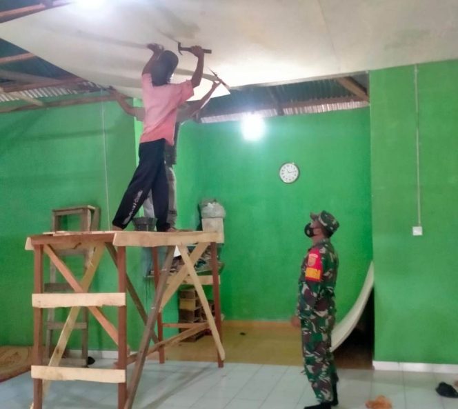 
 Anggota Kodim 0416 Bute Renovasi Musholla Al-Anwar di Desa Rantau Ikil