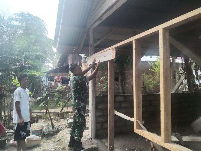 
 Personil Koramil 416-02/Tanah Tumbuh Terjun Langsung Membantu Renovasi Rumah Warga