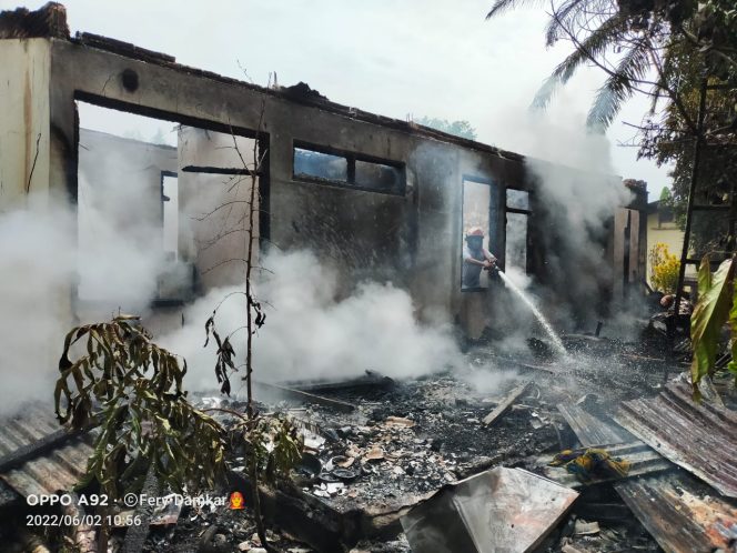 
 Ditinggal Saat Pergi Ngajar, 2 Unit Rumah Guru Hangus Terbakar