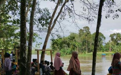 
 Dikabarkan Tenggelam Terbawa Arus Sungai Batang Tebo, Saidina Warga Pasar Rantau Embacang belum Ditemukan