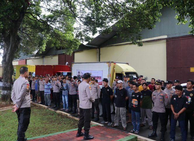 
 30 Ribu Paket Sembako dari Kapolri Diserahkan ke Persis Wilayah Jakarta, Banten dan Jabar