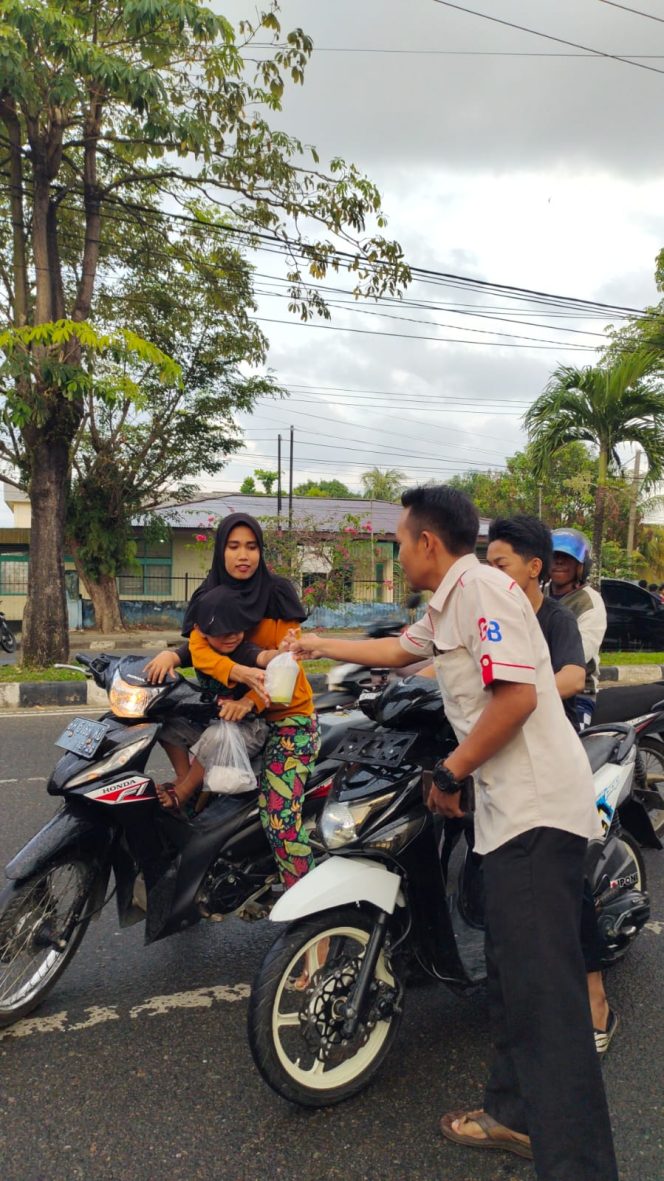 
 Berbagi Keberkahan di Bulan Ramadhan, JOIN Bungo Bagikan Takjil Gratis Kepada Pengguna Jalan 