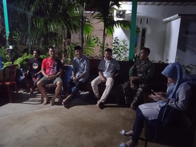 
 Wujudkan Kemanunggalan TNI, Personil TMMD Jalin Silaturahmi dengan Keluarga Asuh