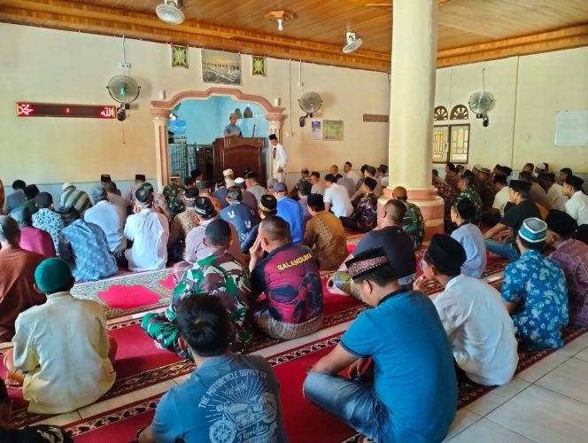 
 Anggota Satgas TMMD Sholat Jumat bersama Warga di Masjid Al-Muhajirin