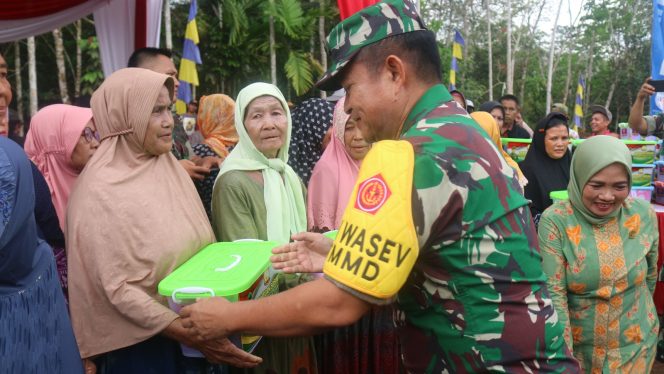 
 Waijernad Mayjend TNI Hassanudin Memberi Bansos Kepada Warga tidak Mampu di Lokasi TMMD