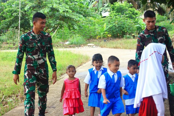 
 Senang bermain Bersama Satgas TMMD, Anak TK ini Bercerita Nanti Besar Ingin Jadi TNI