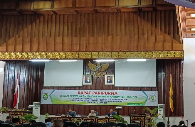 
 Ketua DPRD Bungo Jumari Ari Wardoyo Pimpin Rapat Paripurna Penyampaian Rancangan Perubahan KUA dan PPAS APBD Tahun 2024