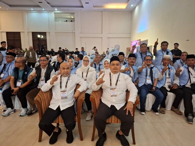 
 Hadiri Debat Perdana, Dedy-Dayat Tampil Santai dengan Kemeja Putih