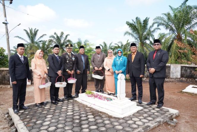 
 Peringati Hari Pahlawan, Ketua DPRD Bungo Ziarah Bersama Bupati dan Forkopimda Lainnya