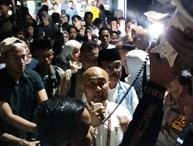
 Debi : Warga Sungai Arang Ngumpul Menyambut Dedy-Dayat & Pendukung, Bukan Blokade