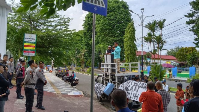 
 Demo Kantor Kejaksaan Terkait Kasus Korupsi Pupuk Subsidi, Rakyat Bungo Sebut yang Ditangkap Hanya Ikan Teri