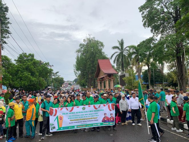 
 Bupati H. Mashuri Lepas Jalan Sehat Kemenag Bungo dalam Rangka HAB Kementrian Agama RI ke-79