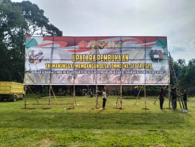 
 Banner Raksasa TMMD terbentang di Lapangan Sepak Bola Desa Teluk Kuali