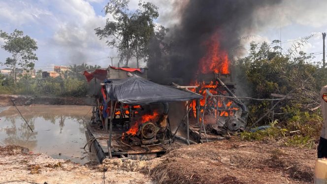 
 Razia PETI di Sungai Buluh, Polisi Bakar 22 Rakit Dompeng