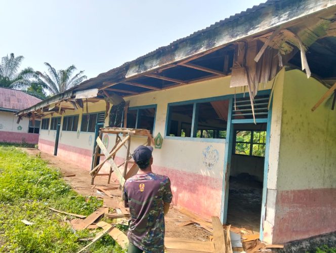 
 Dari 2012 tidak Digunakan lagi, Madrasah di Teluk Kuali ini Direhab oleh Satgas TMMD Kodim 0461/Bute