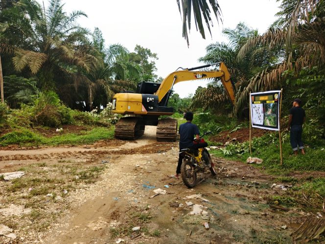 
 Alat Berat Sudah Mulai Mengerjakan Peningkatan Jalan Sepanjnag  6,6 KM di Lokasi TMMD
