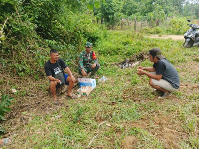 
 Disela Mengawasi Alat Berat, Anggota Satgas TMMD juga Melaksanakan Komsos