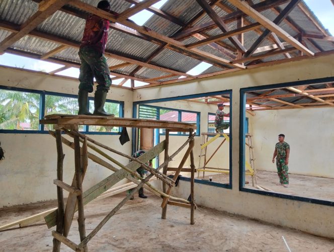 
 Plafon Madrasah Nurul Falah Mulai Dipasang Satgas TMMD pada Hari ke 3