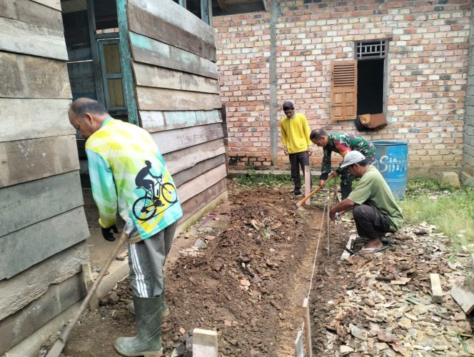 
 Warga Malako Intan Bersama-sama Membantu Satgas TMMD Mebuat Galian Pondasi RTLH