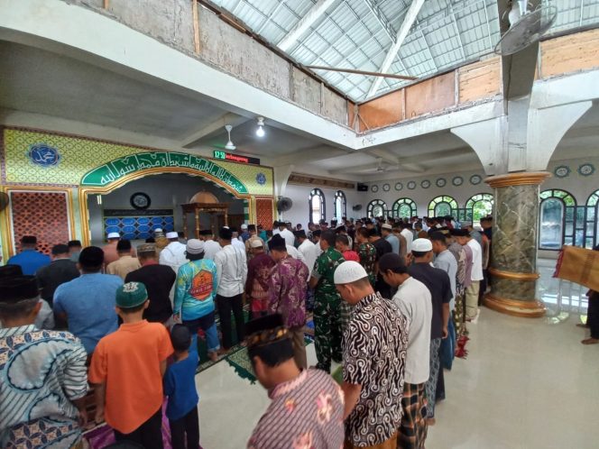 
 Melaksanakan Sholat Jumat Bersama, Anggota Satgas TMMD juga Diskusi dengan Tokoh Agama