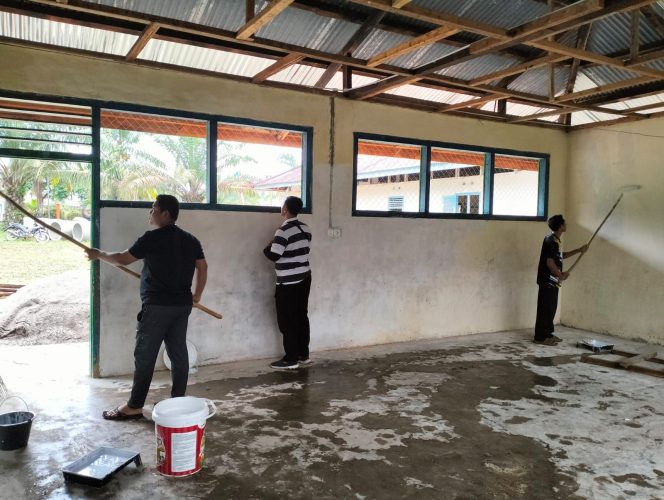 
 Antusias Warga dan Tim Satgas TMMD Bahu-membahu Mengecet MI Nurul Falah agar Terlihat Lebih Cantik