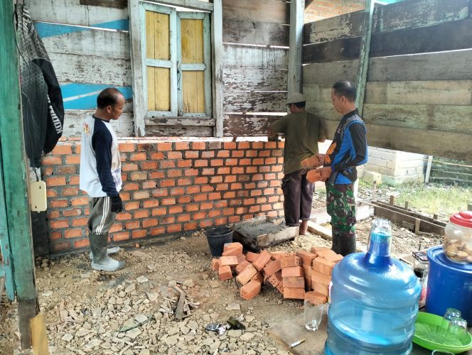
 Semangat Gotongroyong Warga dan Anggota Satgas TMMD Merehabilitasi RTLH menjadi RLH
