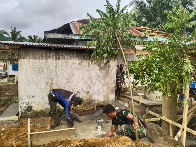 
 Satgas TMMD Menyelesaikan Pengecoran Septic Tank MI Nurul Falah