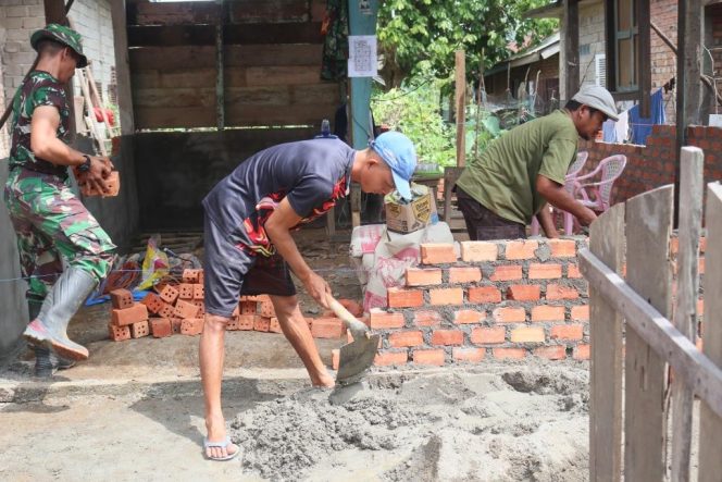 
 Wajah Sumringah Penuh Semangat, Hendri Yuli Rianto bantu Satgas TMMD Rehab Rumahnya