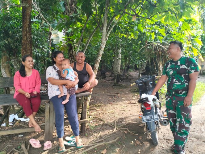 
 Anggota Satgas TMMD Bersenda gurau Bersama Orang Tua Asuhnya Usai Seharian Melaksanakan Kegiatan