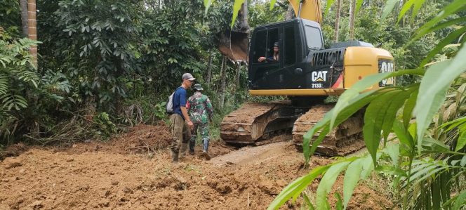 
 Meski Adanya Alat Berat Bekerja di Lokasi, Satgas TMMD Tetap Kerja Bersama dengan Alat Seadanya