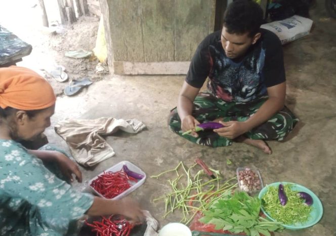 
 Anggota Satgas TMMD Membantu Masak di Rumah Orang Tua Asuh