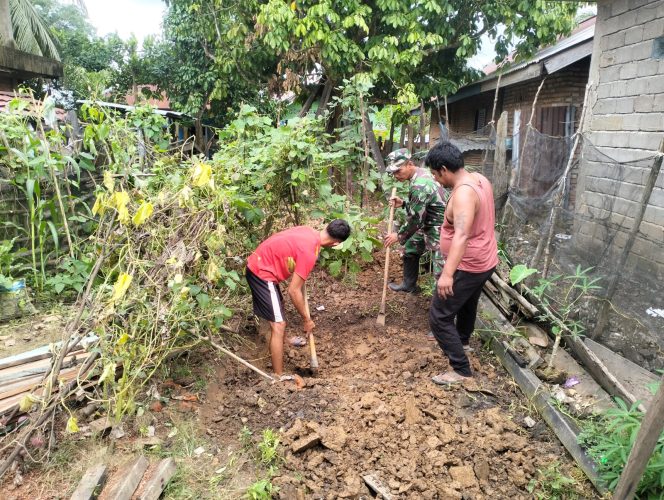 
 Satgas TMMD Menggali Lobang Septic Tenk RTLH