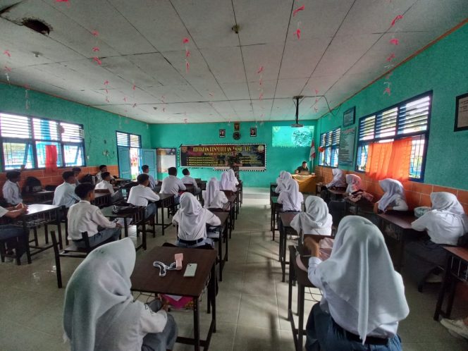 
 Anggota TNI Pada Program TMMD gelar Penyuluhan Wasbang pada Siswa SMA