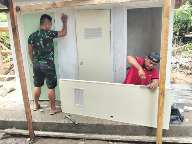 
 Satgas TMMD Ke-123 Kodim 0416/Bute Pasang Pintu MCK