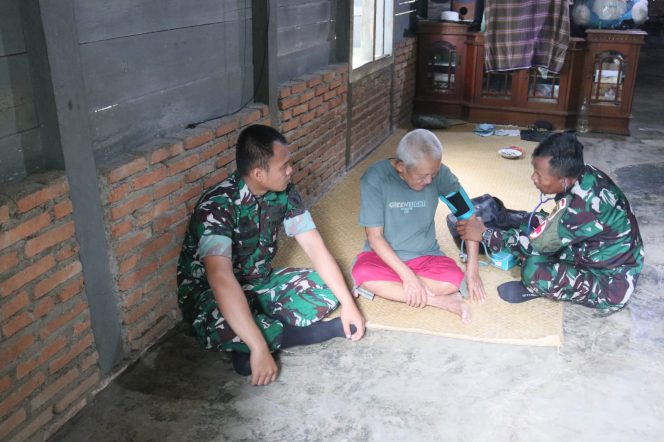 
 Satgas TMMD Berikan Pelayanan Kesehatan Door to door ke Rumah Warga