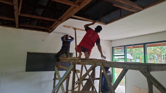 
 Plafon MI Nurul Falah Dusun Teluk Kuali mulai Dipasang oleh Satgas TMMD