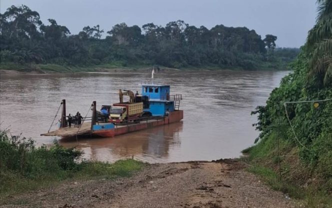 
 Meski Nyebrang Sungai Menggunakan Ponton, Prajurit Tetap semangat Untuk Menyukseskan TMMD di Desa Malako Intan