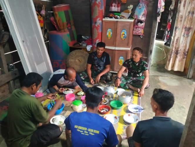 
 Kebersamaan Anggota TMMD Makan Siang bersama Orang Tua Asuh