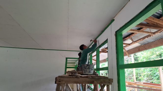 
 Peduli Pendidikan, Satgas TMMD Terus Merehab MI Nurul Falah agar Terlihat lebih Cantik dan Nyaman Digunakan