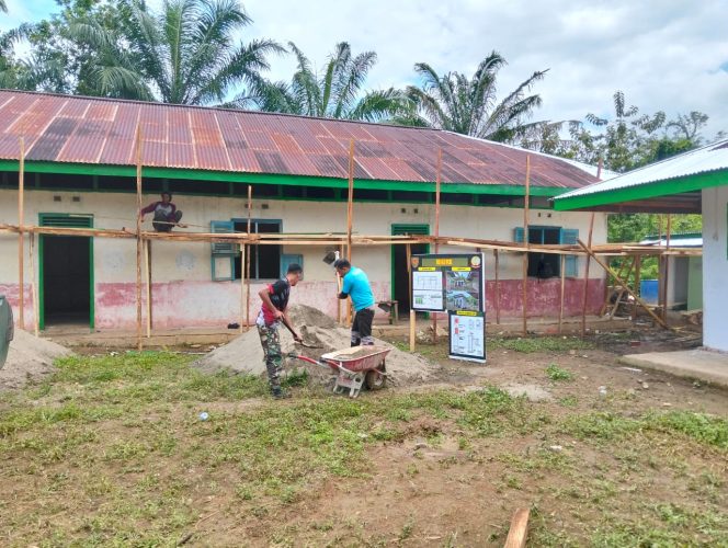 
 Kemanunggalan TNI terlihat Saat Warga dan Satgas TMMD Gotongroyong Merehabilitasi MCK