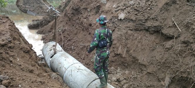 
 Satgas TMMD Mulai Memasang Gorong-gorong pada Jalan Usaha Tani