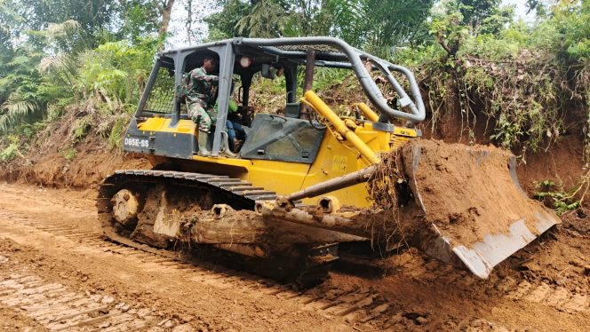 
 Satgas TMMD Terus Memacu Peningkatan Jalan Desa Malako Intan Meski Terik Matahari Menyengat