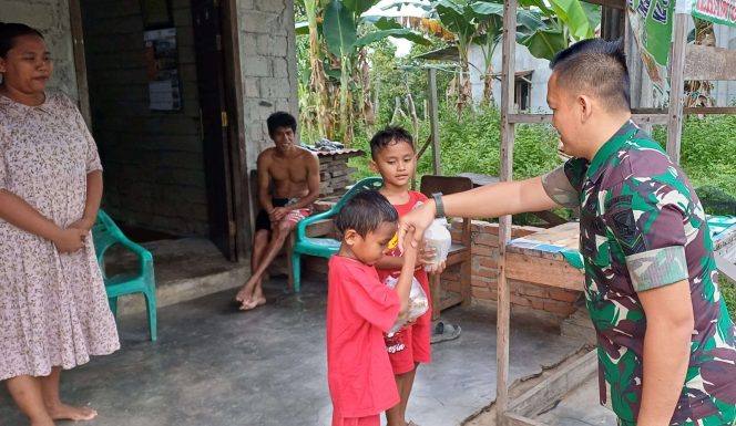 
 Anggota Satgas TMMD Berbagi Takjil Menjelang Berbuka Puasa