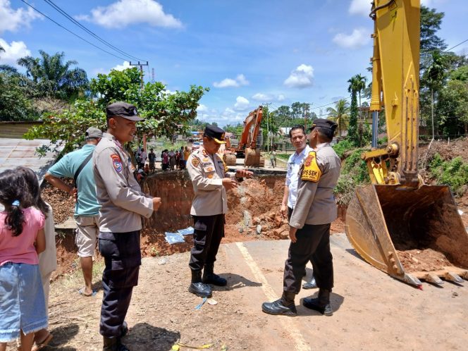 
 Kapolres Bungo Tinjau Pemasangan Jembatan Bailey Penghubung Jambi – Sumbar