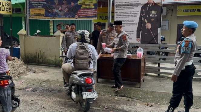 
 Berkah Ramadhan, Polsek Kota Muara Bungo gelar Kegiatan Bagi- bagi Takjil