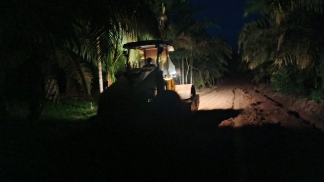 
 Kejar Target, Satgas TMMD Lakukan Peningkatan Jalan pada Malam Hari