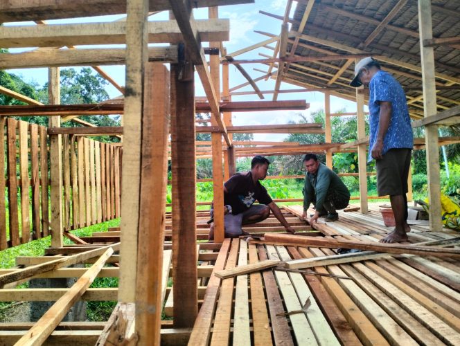 
 Pembangunan Kandang Kambing oleh Satgas TMMD sudah Tahap Pemasangan Lantai