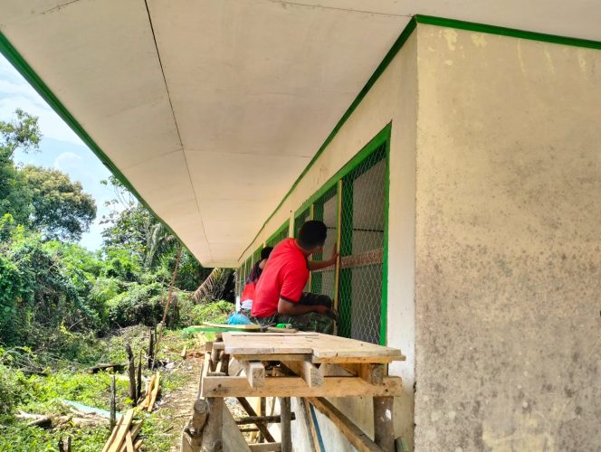 
 Pemasangan Kawat Jendela pada Madrasah Ibtidaiyah oleh Satgas TMMD untuk Perlindungan Tambahan