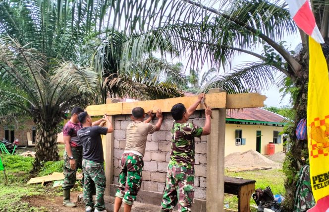 
 Satgas Membuat Papan Nama untuk MI Nurul Falah